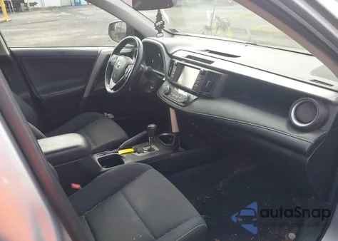 2016 Toyota Rav4 Xle z USA, uszkodzony, nr VIN 2T3RFREV1GW462958